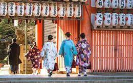 Những truyền thống đón năm mới đặc sắc ở Nhật Bản: Từ 'cổng thông' cầu may cho đến chiếc bánh nếp dâng lên thần linh