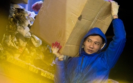 Cửu vạn chợ đầu mối ở Hà Nội làm xuyên đêm những ngày rét mướt, khuân vác 300 kiện hàng mỗi ngày