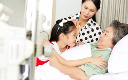 Nhìn chị dâu chăm sóc mẹ chồng mà mắt tôi đỏ hoe