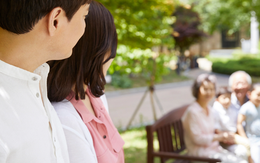 Sau bữa cơm, nhìn mẹ chồng thở dài mà tôi chỉ biết coi như không thấy