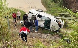 Đằng sau những bức ảnh TNGT: Nghi buồn ngủ, tài xế bán tải Mazda BT-50 lộn xuống vực trên cao tốc Nội Bài - Lào Cai