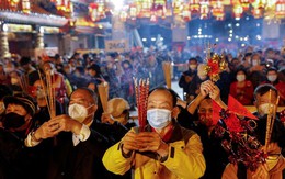 Giữa làn sóng Covid, người Trung Quốc xếp hàng dài cầu sức khỏe trong dịp Tết