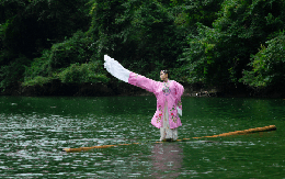 Cô gái sở hữu tuyệt kỹ 'lướt trên mặt nước' như bước ra từ phim võ hiệp