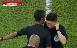 Sử dụng ‘VAR chạy bằng cơm’, trọng tài hủy bàn thắng của Malaysia trước Thái Lan