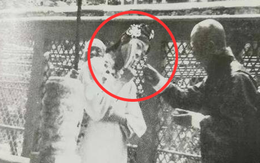 Bức ảnh định mệnh của Hoàng hậu Uyển Dung: Bắt trọn khoảnh khắc bà làm một thói quen, bi kịch cũng từ đó mà ra