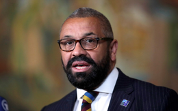 Video: Ngoại trưởng Anh chạy tìm chỗ nấp khi tên lửa tấn công Israel