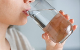 Dấu hiệu xuất hiện sau khi uống nước tưởng tốt cho thận nhưng có thể cảnh báo bệnh lý tiềm ẩn