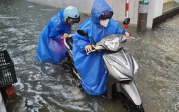 Giao thông rối loạn, ô tô 'bơi' giữa phố do mưa lớn, Đà Nẵng cho học sinh nghỉ học