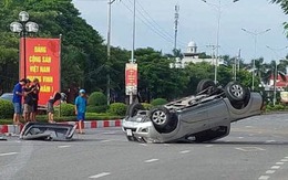 Đằng sau những bức ảnh TNGT: Bất cẩn khi cầm lái, tài xế khiến Nissan Navara lật ngửa giữa đường