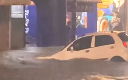 Nhiều ô tô bị cuốn trôi trong cơn mưa lớn ở Bình Dương