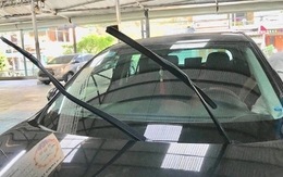 Đỗ ô tô dưới nắng nóng có cần dựng đứng cần gạt mưa?