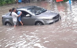 Ô tô, xe máy... 'đứng hình' trong cơn mưa lớn ở Bình Dương