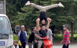 Nghệ sỹ Quốc Nghiệp mang giấy tờ trình diện công an sau clip chồng đầu đi xe máy