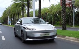 'Uống' chưa tới 1 lít xăng/100 km, chiếc sedan giá 300 triệu đồng này nhìn là thấy mê
