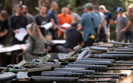 Nhu cầu sở hữu vũ khí tăng vọt sau vụ Hamas tấn công: Người Israel xếp hàng dài... mua súng