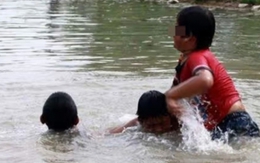 Hai đứa trẻ cùng rơi xuống nước, lựa chọn của ông bố thổi bùng tranh cãi về vấn đề đạo đức