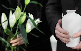 Chia đôi tro cốt con trai, bố mẹ ly hôn 8 năm vẫn kéo nhau ra tòa