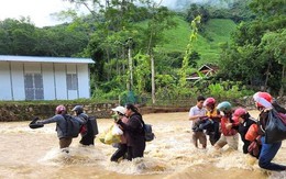 Lũ 'nuốt chửng' nhiều tuyến đường, hàng nghìn người đang bị cô lập