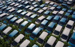 Xôn xao việc lượng lớn ô tô điện bị bỏ rơi, chất đống ngoài bãi cỏ ở Trung Quốc: Sự thực tiết lộ điều gì?