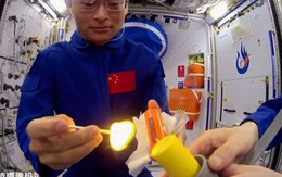 Xem các phi hành gia Trung Quốc thắp ngọn lửa hình cầu trên trạm vũ trụ Thiên Cung