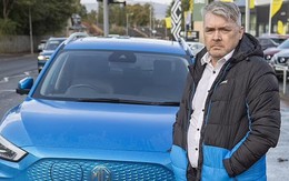 Ô tô điện lao như điên vì phanh hỏng, cảnh sát chịu tông xe để tránh tai nạn