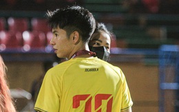 Tiền vệ tuyển Việt Nam công khai nắm tay, ôm bạn gái ngay trên sân