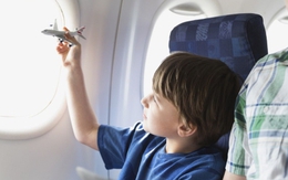 Trẻ em nên ngồi ở đâu khi đi máy bay?