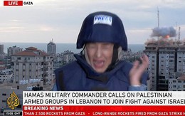 Xung đột Israel – Hamas: Kinh hoàng cảnh đang đưa tin thì tòa nhà trúng tên lửa