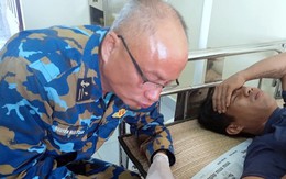 Nhà giàn DK1 cấp cứu ngư dân Quảng Ngãi bị cá chình biển cắn