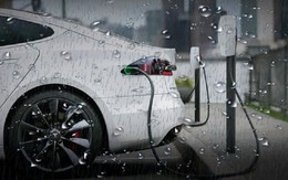 Có thể sạc ô tô điện dưới trời mưa?