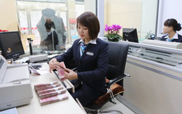 Bà cụ 80 tuổi cùng cháu trai ra ngân hàng chuyển gần 1 tỷ đồng nhưng giao dịch viên thấy dấu hiệu lạ, âm thầm báo cảnh sát