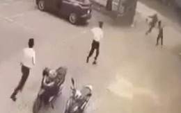 Video người đàn ông xông vào khống chế nữ nhân viên, cướp ngân hàng