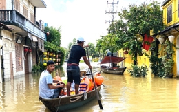 Hội An đón đợt lũ lớn nhất từ đầu năm, dân bơi thuyền đi lại trong khu phố cổ