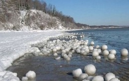 Kỳ lạ hàng ngàn quả bóng tuyết trôi dạt vào bờ biển