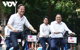 Ảnh: Thủ tướng Phạm Minh Chính cùng Thủ tướng Hà Lan dạo phố Hà Nội bằng xe đạp