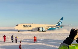 Video máy bay lớn nhất hạ cánh xuống Nam Cực