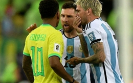 Bị cầu thủ đáng tuổi cháu chê hèn nhát, Messi tức giận dùng tay nắm cổ đối phương và đáp trả cực gắt
