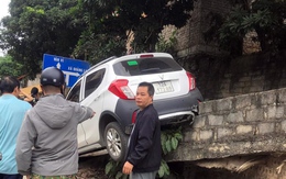 Đằng sau những bức ảnh TNGT: Nhầm số lùi, VinFast Fadil gãy bánh sau, treo mình trên dốc cao