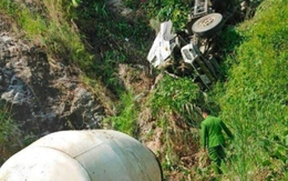 Lào Cai: Xe trộn bê tông lao xuống vực sâu hơn 50m