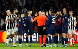 Pha thổi phạt đền gây tranh cãi trong trận Newcastle gặp PSG