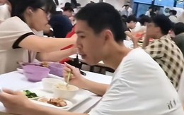 Ảnh chụp một sinh viên Thanh Hoa trong canteen bị lan truyền, netizen cảm thán sự khác nhau giữa “học bá” và người thường