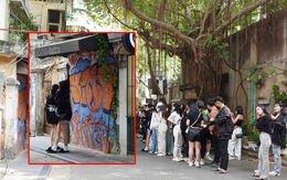 Hà Nội: Chen chân xếp hàng chỉ để chụp ảnh với... bức tường, tranh cãi vì vấn đề gây ùn tắc