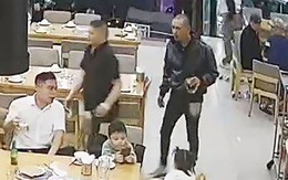 Ba cháu bé gào khóc, cầu cứu khi người cha bất ngờ bị đánh dã man tại nhà hàng