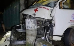 Xe cứu thương tông gãy cột điện, 2 người bị thương, hơn 750 hộ dân mất điện