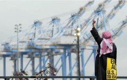 Hàng trăm người biểu tình chặn con tàu Mỹ chở vũ khí đến Israel