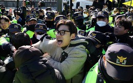 Người nuôi chó lấy thịt tiếp cận phủ tổng thống Hàn Quốc, xô xát với cảnh sát