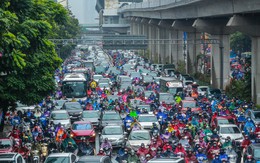 Hà Nội: Người dân vật lộn với tắc đường trong mưa lạnh