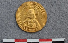 Khai quật được đồng tiền vàng hơn 1.000 năm tuổi có khắc hình khuôn mặt Chúa Giêsu