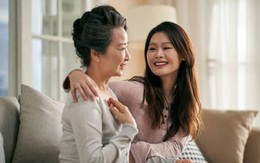 Cách làm thân với mẹ chồng dễ như... ăn kẹo