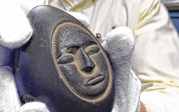 Công nhân nhặt được hòn đá có hoa văn mặt người, chuyên gia: Có thể là mật mã của người ngoài hành tinh